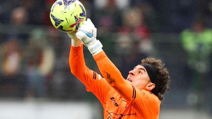 memo ochoa se quita el short y se lo regala a aficionado