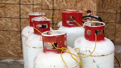 varios tanques de gas, asegurados con una cuerda amarilla