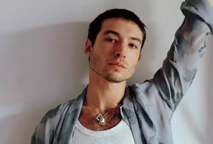 Ezra Miller se declara culpable de allanamiento