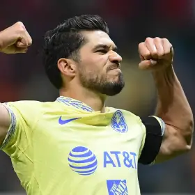 Henry Martin celebra su gol con América en el Estadio Azteca