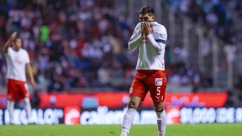 Víctor Guzmán se fue expulsado en el Clásico Nacional Chivas vs América