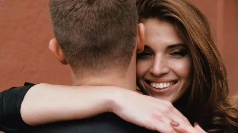 ¿Qué significa rechazar los abrazos, según la psicología?