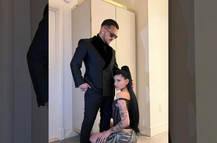Nodal y Cazzu posando.jpg