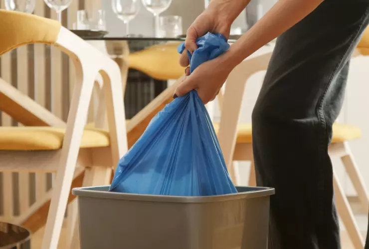 Una persona saca la basura