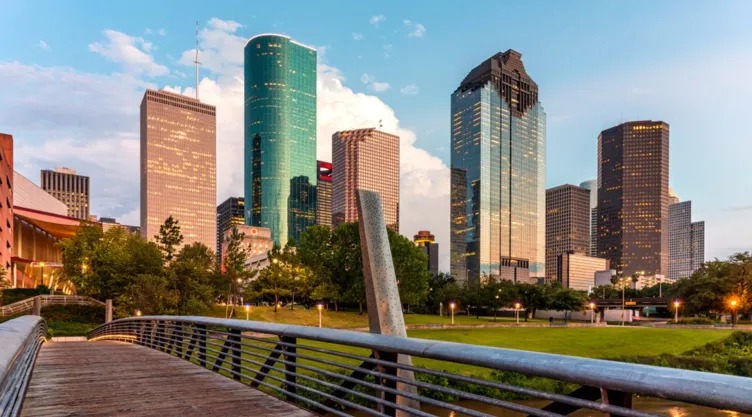 Edificios de la ciudad de Houston vistos desde un puente peatonal.