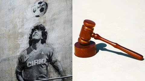 Foto de mural de Diego Armando Maradona y mazo de juez.