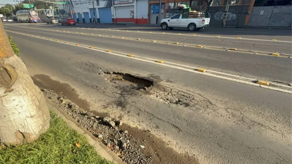 Llantas ponchadas por bache en Azcapotzalco