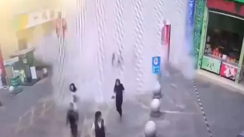 Personas son arrastradas por en agua de una Piscina de Azotea, durante terremoto en China