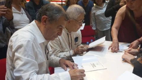 Yasuaki Yamashita, sobreviviente de la bomba atómica que cayó en Nagasaki, firma autógrafos en el Fondo de Cultura Económica.