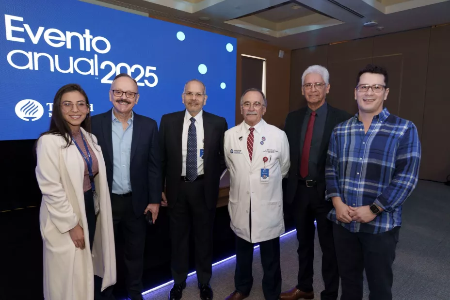 De izq. a der Dra. Frida Andrea Zaragoza, Dr. Jesús Flores, Dr. Jorge Azpiri, Dr. René Gómez, Dr. Eduardo Loya y Dr. Omar Alejandro Gaitán.jpg