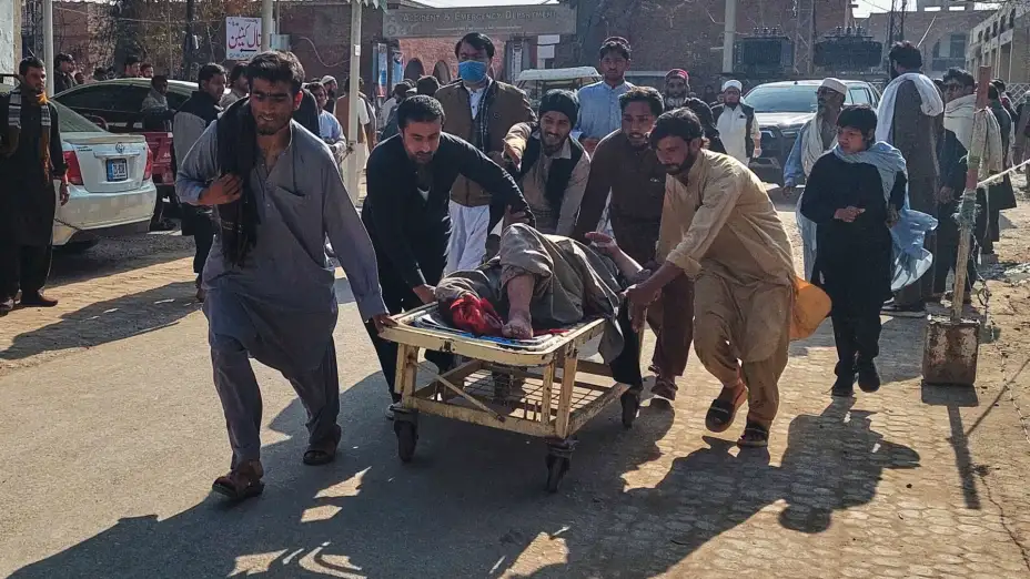 Un herido tras la explosión de una bomba en Bannu, Pakistán.