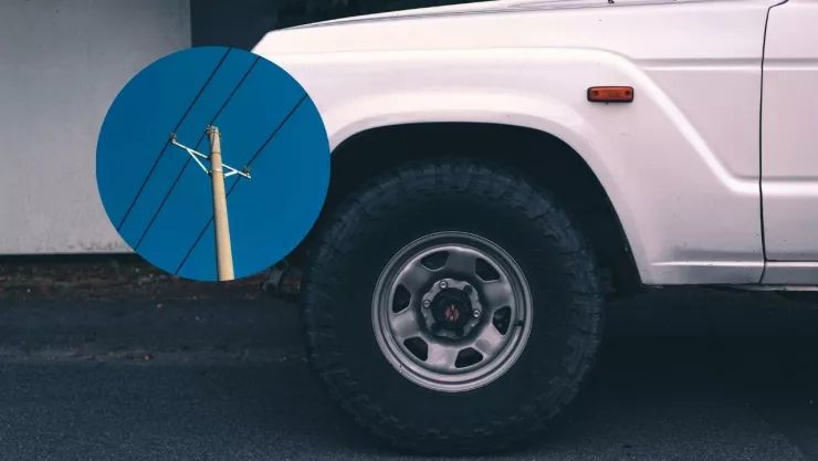 El hombre tocó un cable de luz que cayó encima de su auto.