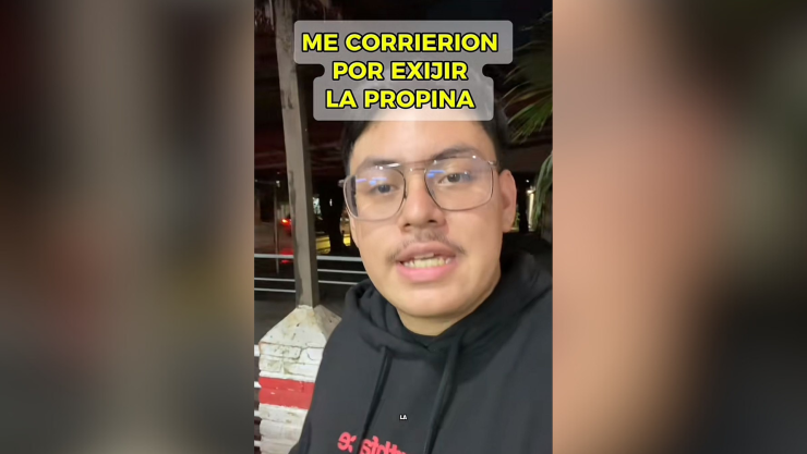 Mesero es CRITICADO al ser despedido por EXIGIR propina a sus clientes
