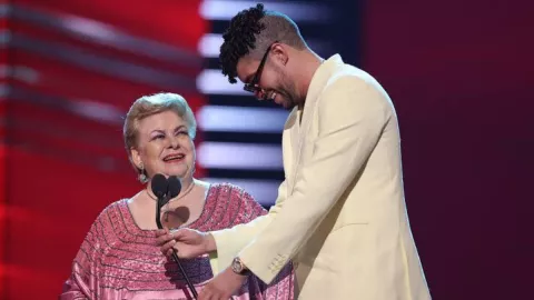 Con fiesta a media calle fans despiden a Paquita la del Barrio