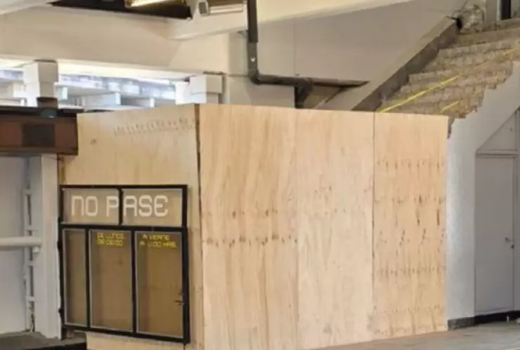 Usuarios cruzan puente sin barandal en la Línea 9 del Metro