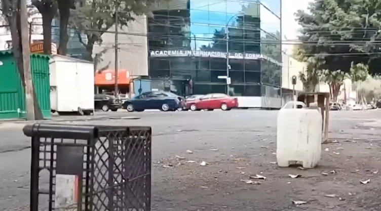 Franeleros de la CDMX operan colocando botes y cajas para apartar lugares en la calle.