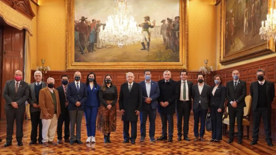 AMLO 25 ENE 22 GOBERNADOR DE GUANAJUATO Y FUNCIONARIOS.jpg