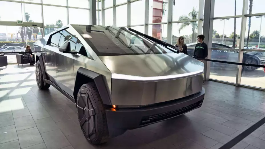 Tesla Cybertruck en un concesionario en Buena Park, California.