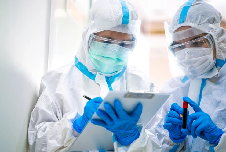 Investigadores de salud revisan resultados.