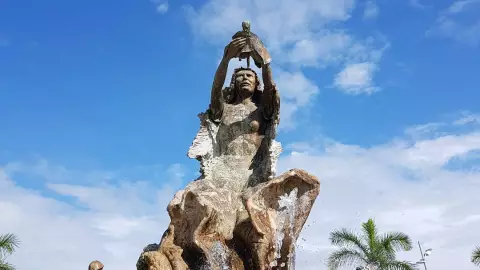 monumento el renaciemiento huracán Janet, chetumal.jpg