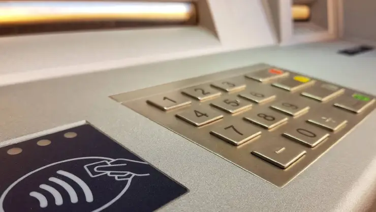 Estas son las nuevas estafas en cajeros automáticos y cómo evitarlas