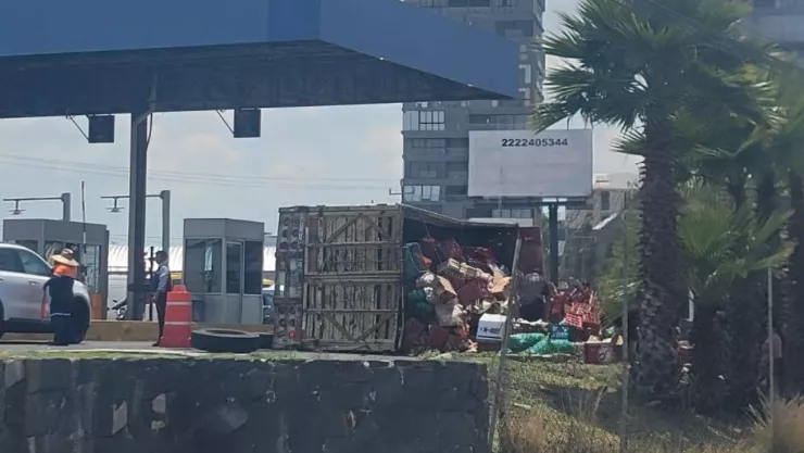 vuelca camión de frutas en la Atlixcáyotl
