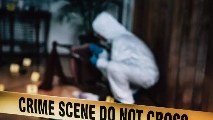 mujer arrastrando el cadáver de su esposo por la calle