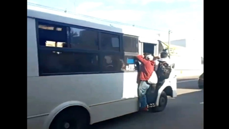 Exhiben camión de Ruta 4 en Puebla por lleva colgados a pasajeros