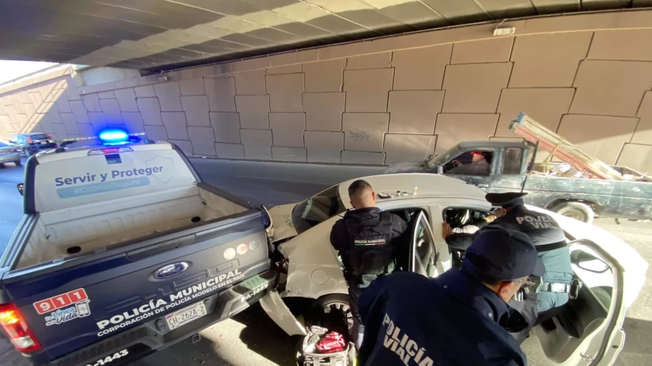 Auto choca contra Policía Municipal