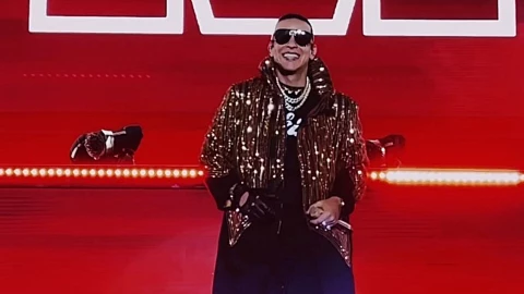 Daddy Yankee sorprendió a Omar Courtz durante concierto