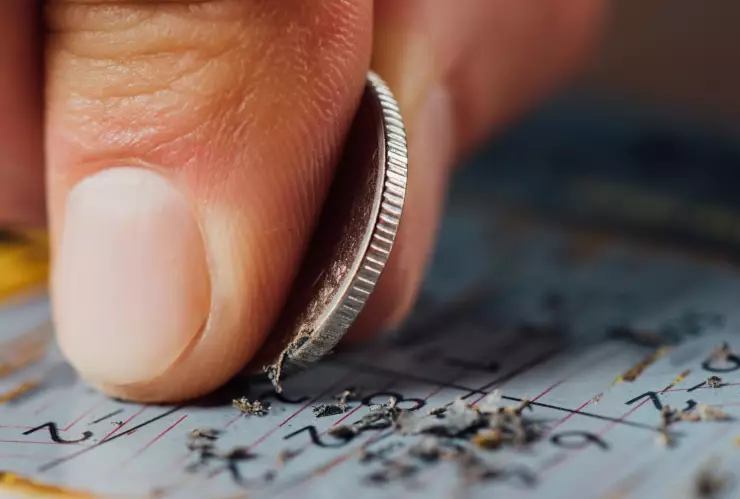 Una persona raspa un billete de lotería