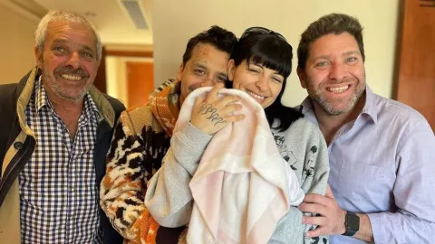 Filtran primera foto de Cazzu y Nodal con su hija