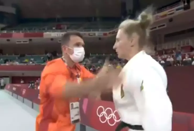 VIDEO: Entrenador da cachetadas a atleta de judo en Tokyo 2020