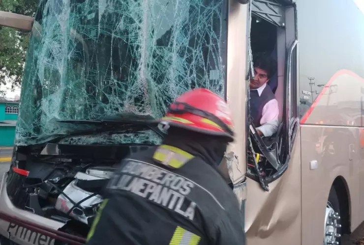 Choque-entre-tráiler-y-autobús-deja-al-menos-8-lesionados-en-Tlalnepantla