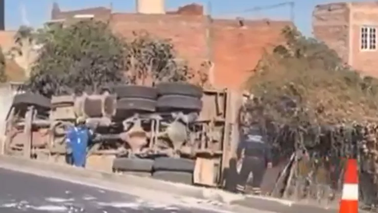 VIDEO | Se registra aparatosa volcadura de tráiler en autopista a Zapotlanejo
