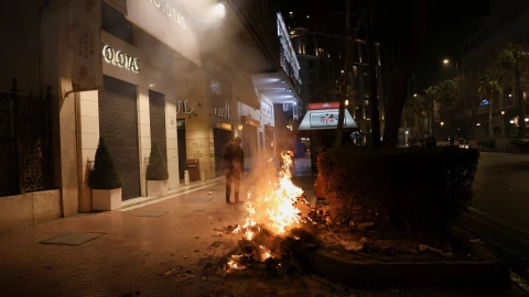 Policías y manifestantes se enfrentan tras choque de trenes en Grecia.