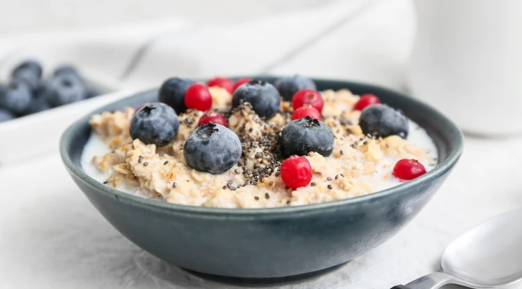 Un bowl con frutos rojos y avena.
