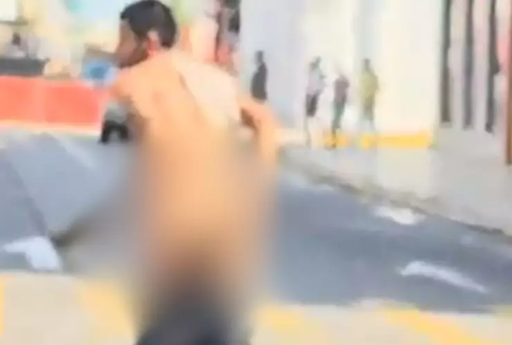 Hombre se quita la ropa y camina en las calles de Veracruz