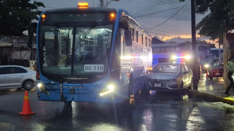 Auto y camión de VayVen protagonizan ACCIDENTE en la colonia Yucatán; ¿Hay heridos?
