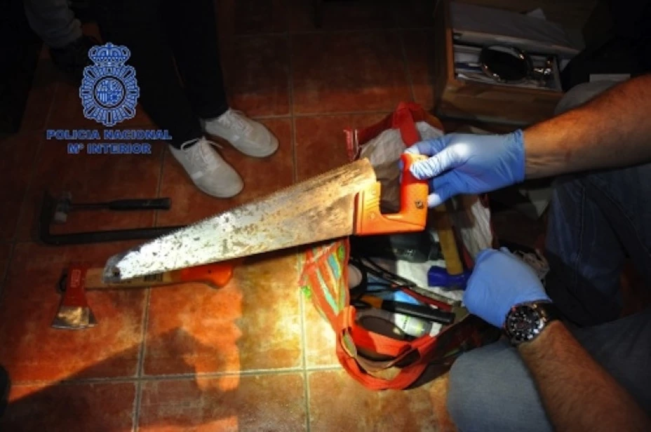 La policía encontró el cadáver y las herramientas que usó el hombre para cortar a su hermano