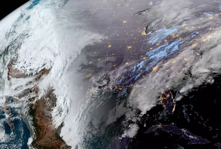 La Oficina Nacional de Administración Oceánica y Atmosférica de Estados Unidos publicó una serie de fotos donde se muestra este vórtice polar sobre México y el territorio estadounidense.