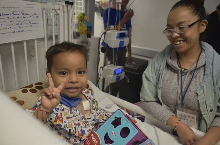los pequeños del Hospital Pediátrico Moctezuma contagian esperanza al ver sus regalos