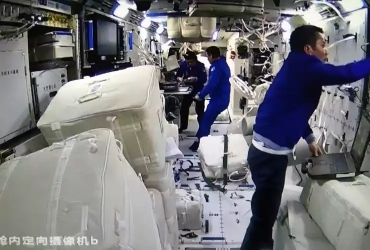 Astronautas en la estación espacial China disfrutan abundante comida