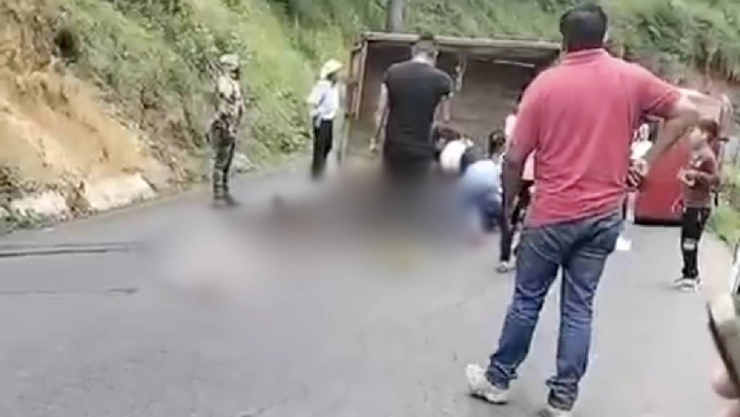 Volcadura de camioneta en Veracruz deja tres muertos; esto se sabe del conductor