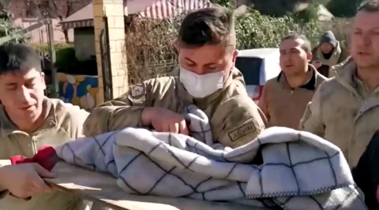 Rescatan a un recién nacido de los escombros en Turquía