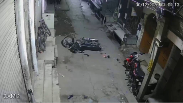 Motocicleta avanza sola durante la madrugada.