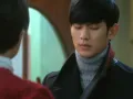 En el presente, esa escena queda como un eco: Min-joon observa cómo Song-yi una celebridad excéntrica y llena de vida irrumpe en su rutina, encendiendo una chispa de reconocimiento inexplicable.