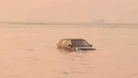 Camioneta amanece mar adentro de Veracruz