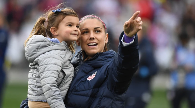 Alex Morgan con su hija