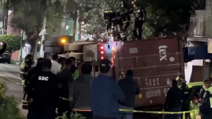Mientras Dormía: Volcadura de tráiler aplasta vehículo en la GAM.